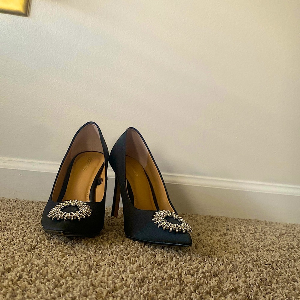 EXPRESS Black Pumps With Ring Rhinestone